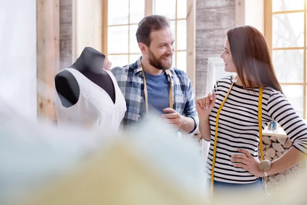 Pareja feliz sastres combinando diseño — Foto de Stock