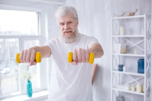 Pria berjanggut senior bekerja dengan dumbbells — Stok Foto