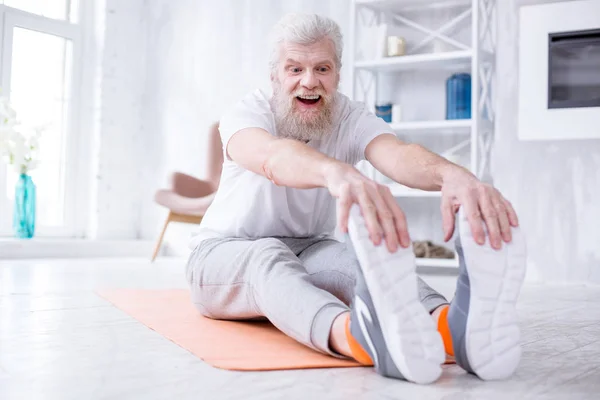 Allegro anziano essere felice per la sua elasticità — Foto Stock