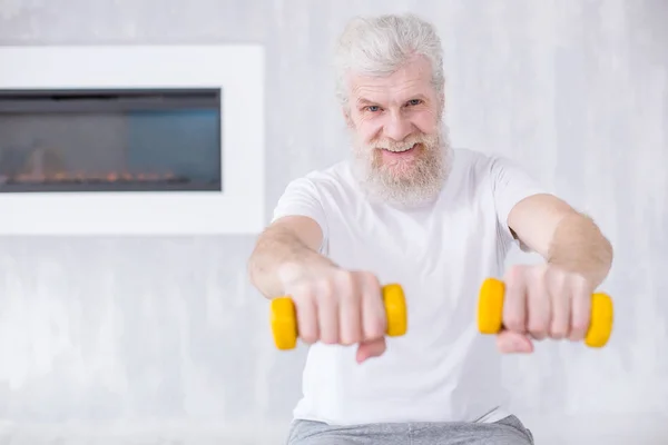 Dekat dengan orang tua yang ceria memegang dumbbells — Stok Foto