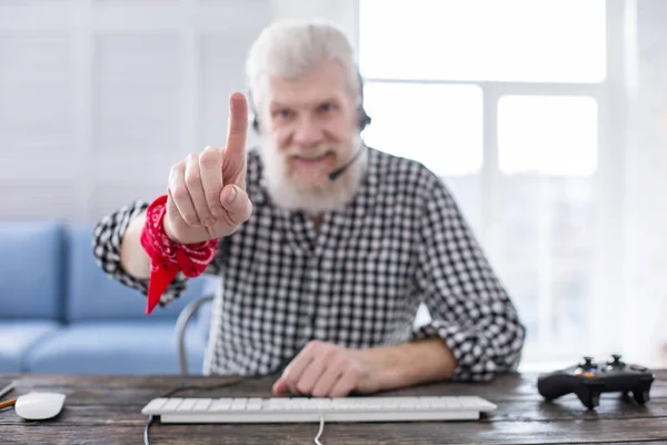 Piacevole uomo anziano che sta per toccare lo schermo — Foto Stock