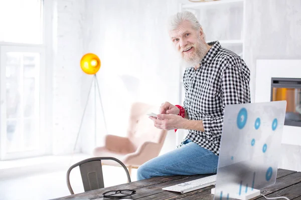 Handsome senior man texting his family — Stock Photo, Image