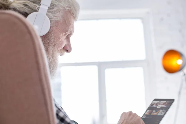 Zbliżenie na starszy człowiek kompie jego odtwarzania muzyki — Zdjęcie stockowe
