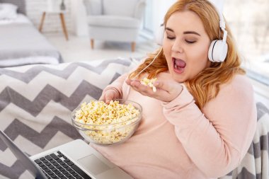 Bir film izlerken çok mutlu kilolu kadın