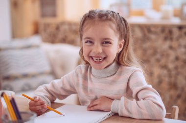 Gülümseyen mutlu neşeli kız