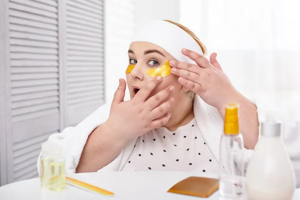 Concentrated fat woman making an eye mask — Stock Photo, Image