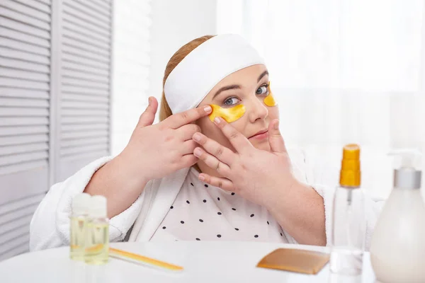 Serious fat woman making an eye mask — Stock Photo, Image