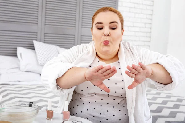 深刻な脂肪の女性彼女の爪を乾燥 — ストック写真