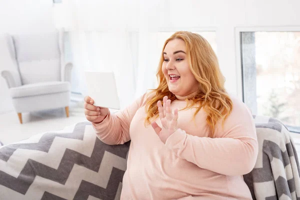 Mujer robusta exuberante sosteniendo su tableta — Foto de Stock