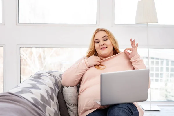 Gärna fet kvinna kommunicera med vänner — Stockfoto