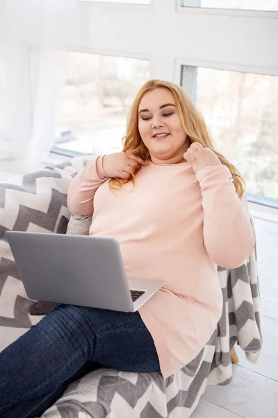 Alerta mujer gorda comunicarse con amigos — Foto de Stock