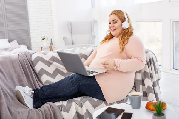 Mulher gorda alegre ouvindo música — Fotografia de Stock