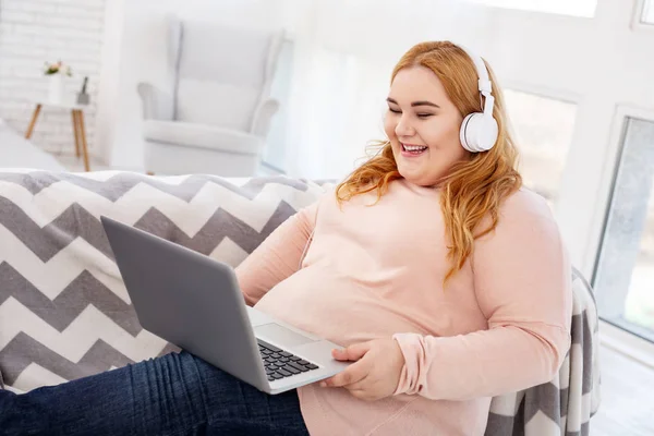 Inspirerad fyllig kvinna Lyssna på musik — Stockfoto