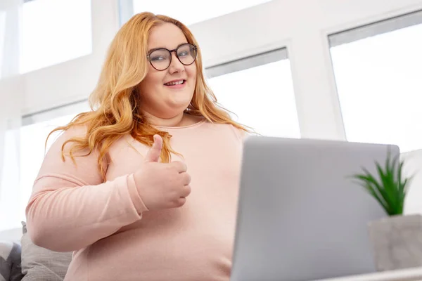 Contenido mujer gorda mostrando su pulgar hacia arriba — Foto de Stock