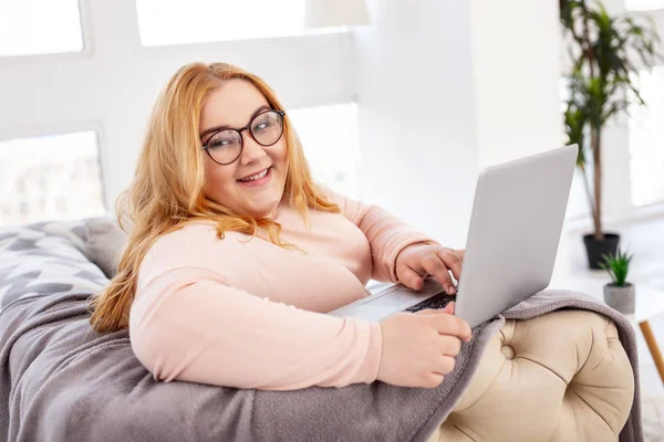 Mujer alegre trabajando en su portátil — Foto de Stock