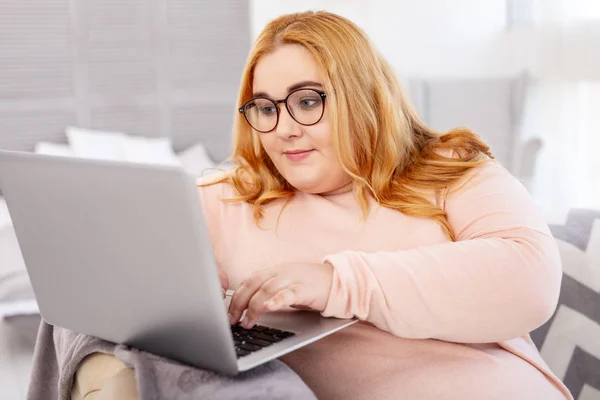 Skoncentrowane kobieta pracuje na jej laptopie — Zdjęcie stockowe