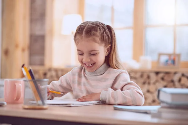 Alegre chica positiva disfrutando de la educación en casa —  Fotos de Stock