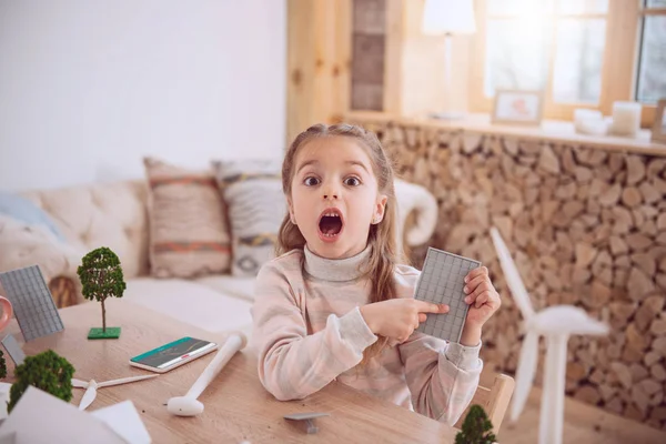 Mooi aangenaam meisje wijzend op de solar batterij — Stockfoto