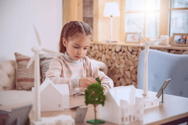 Intelligente bella ragazza che lavora su un progetto scolastico — Foto Stock