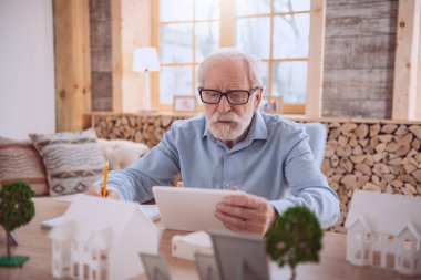 Çalışan ciddi yaşlı adam