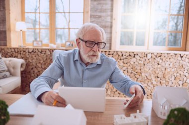 Bir ayrıntı alarak güzel deneyimli mühendis