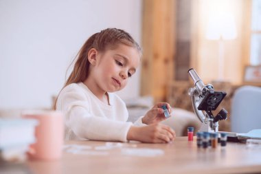 Pozitif sevimli kız şişe arıyorum