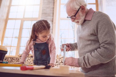 Güzel akıllı kız çalışma onun dedesi