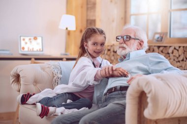 Bir doktor oynayan güzel güzel kız