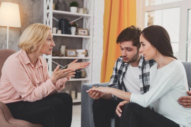 Mutsuz yaşlı kadın oğluna söz