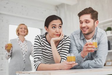 Çenesinin tutan depresif şüpheci kadın