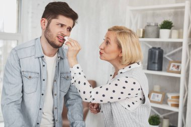 Oğulları burnunu silerek güzel yaşlı kadın