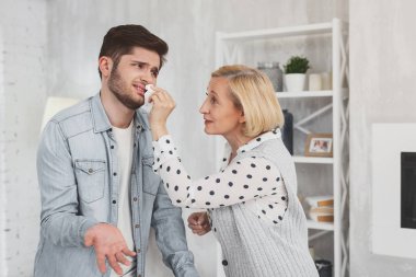 Kağıt mendil tutan neşeli yaşlı kadın