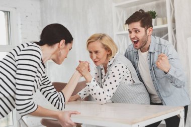 Güzel genç adam annesi destekleyen