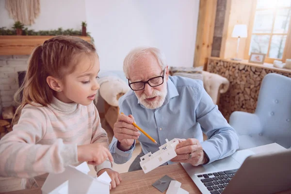 Mooie leeftijd man wijzen met een potlood — Stockfoto