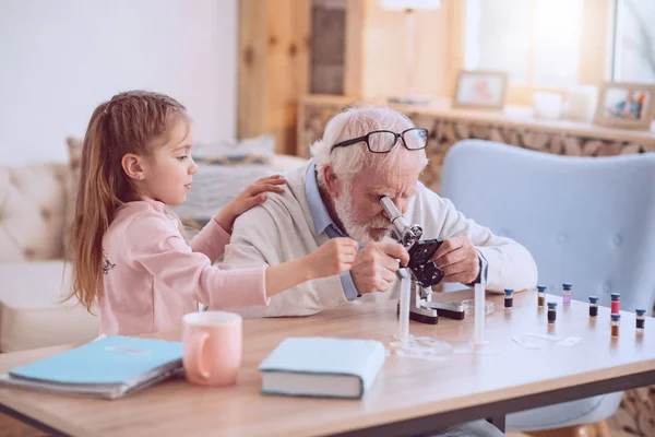 Bella ragazza carina che parla con suo nonno — Foto Stock