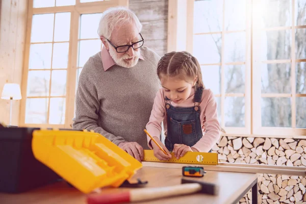 Söt ung tjej att göra märken — Stockfoto