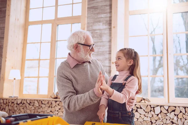 Vrolijke positieve opa en kleindochter geven hoge vijf — Stockfoto