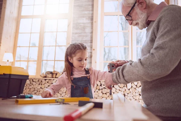 Intelligente ragazza piacevole cercando di aiutare — Foto Stock