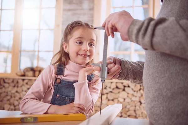 Glad glad tjej tittar på instrumentet — Stockfoto