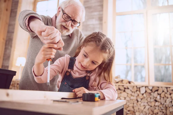 Smart trevlig tjej som håller en skruvmejsel — Stockfoto