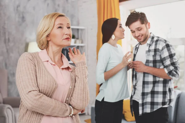 Mujer anciana curiosa escuchando la conversación — Foto de Stock