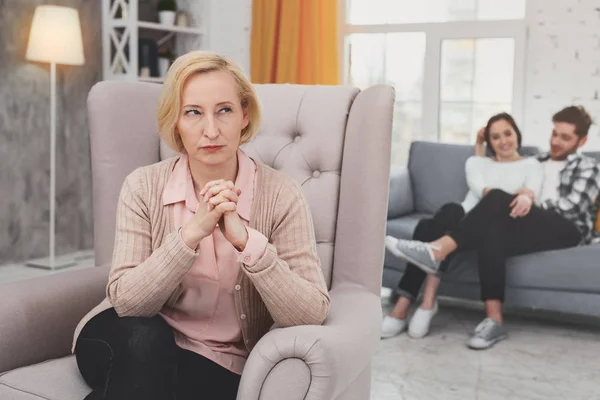 Mulher idosa desagradável segurando as mãos juntas — Fotografia de Stock