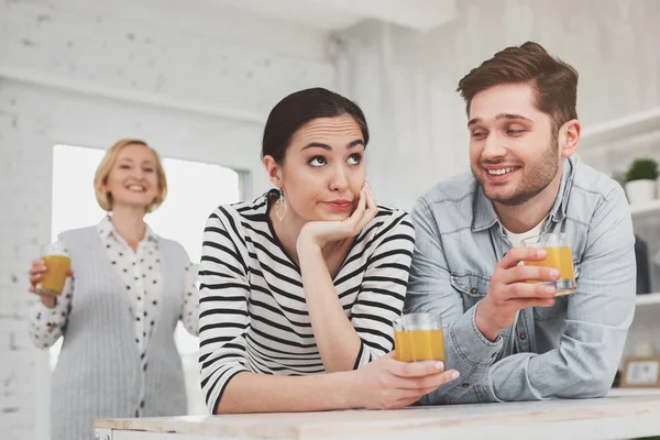 Deprimerad skeptisk kvinna som håller hennes haka — Stockfoto