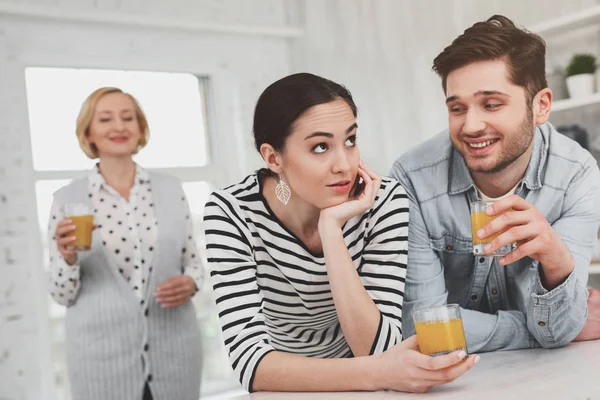 Nice young couple having juice — Stock Photo, Image