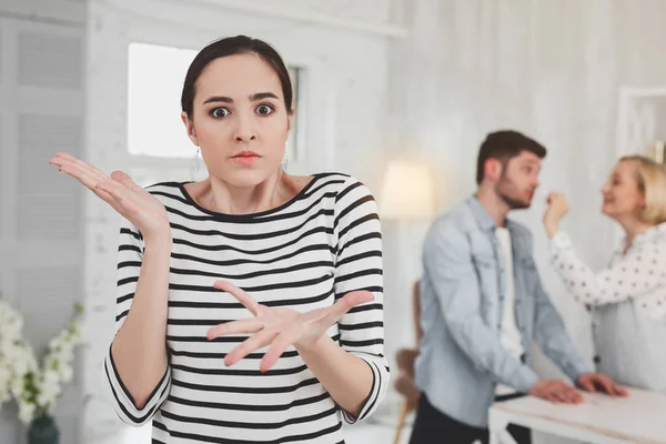 Agradable joven mujer estar enojado — Foto de Stock