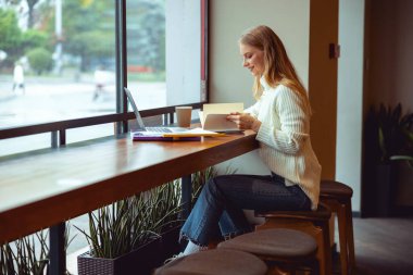 Gülümseyen güzel öğrenci günlüğüne bakıyor.