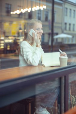 Güzel bayan cep telefonunda sohbet ediyor.