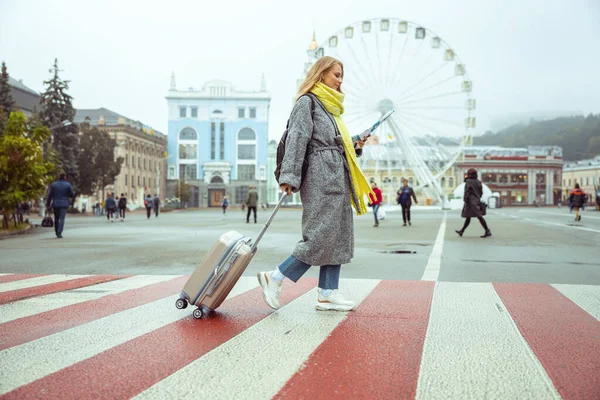 Mulher com um saco atravessando a rua — Fotografia de Stock