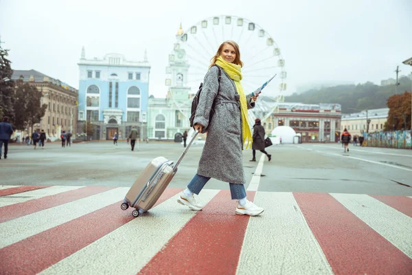 Turista elegante feminino olhando para a distância — Fotografia de Stock