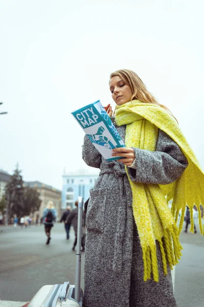 Roztomilé běloška dívá na mapu — Stock fotografie